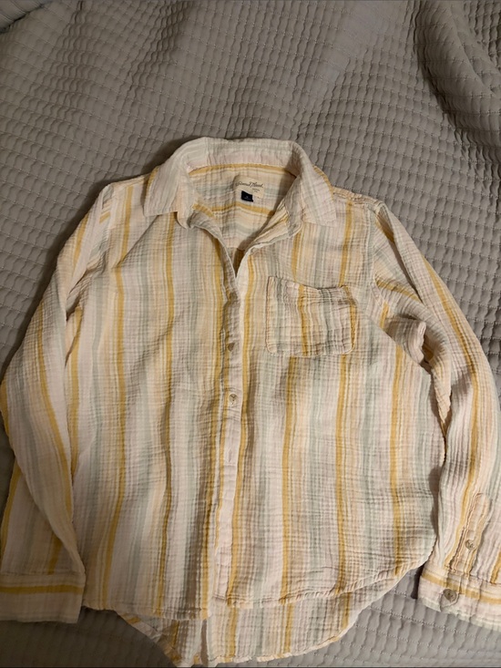 Universal Thread Tops - Light Yellow Striped women’s  Button-Up Shirt